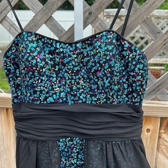 Hailey Logan for Adrianna Papell Sequined Mini With Cascading Overlay Size 3/4 - Picture 5 of 8